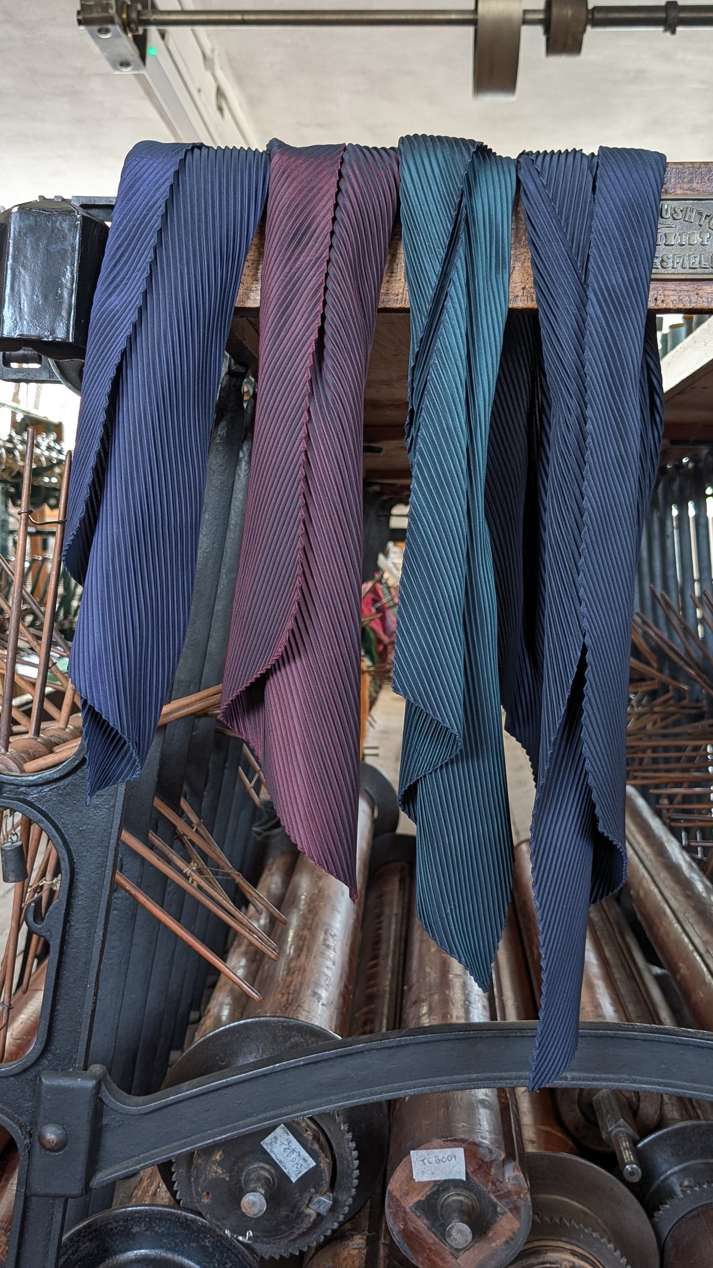 Pleated Scarf Moorhen Parrot